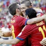 Los jugadores celebran el gol de Torres, «Pichichi» del torneo
