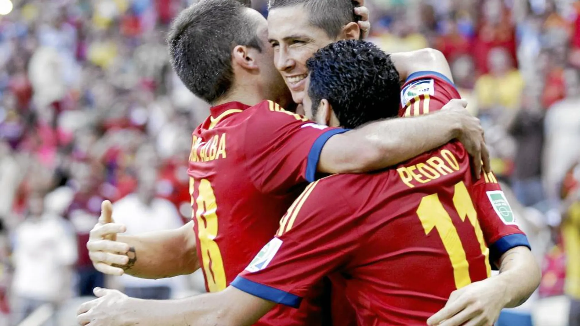 Los jugadores celebran el gol de Torres, «Pichichi» del torneo