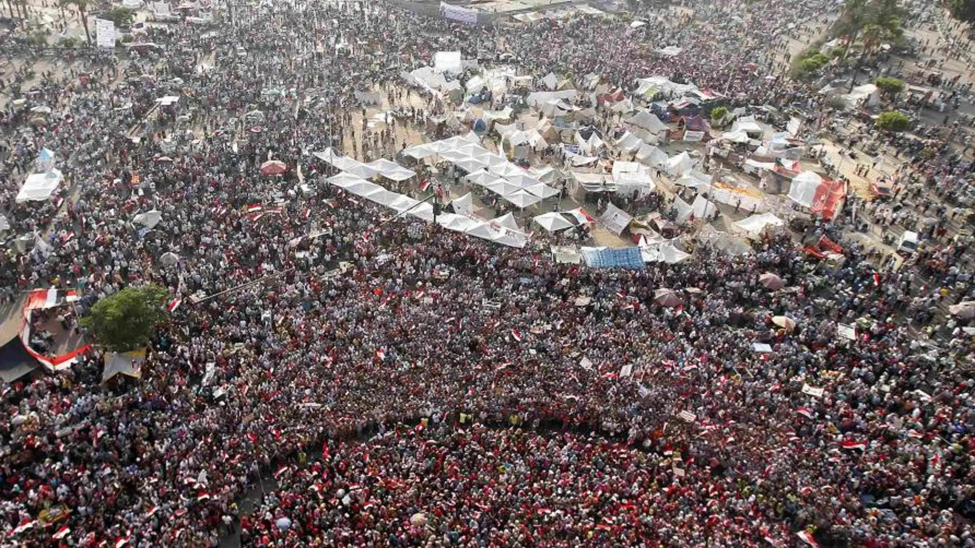 Manifestantes en la plaza Tahrir, ayer en El Cairo