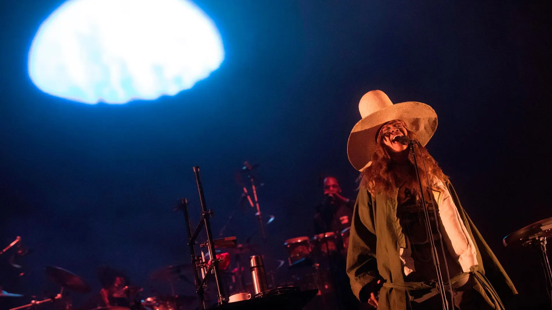 La cantante estadounidense de neo soul Erikah Badu, durante el concierto de la jornada inaugural el Primavera Sound ofrecido anoche en el Parc del Fòrum de Barcelona