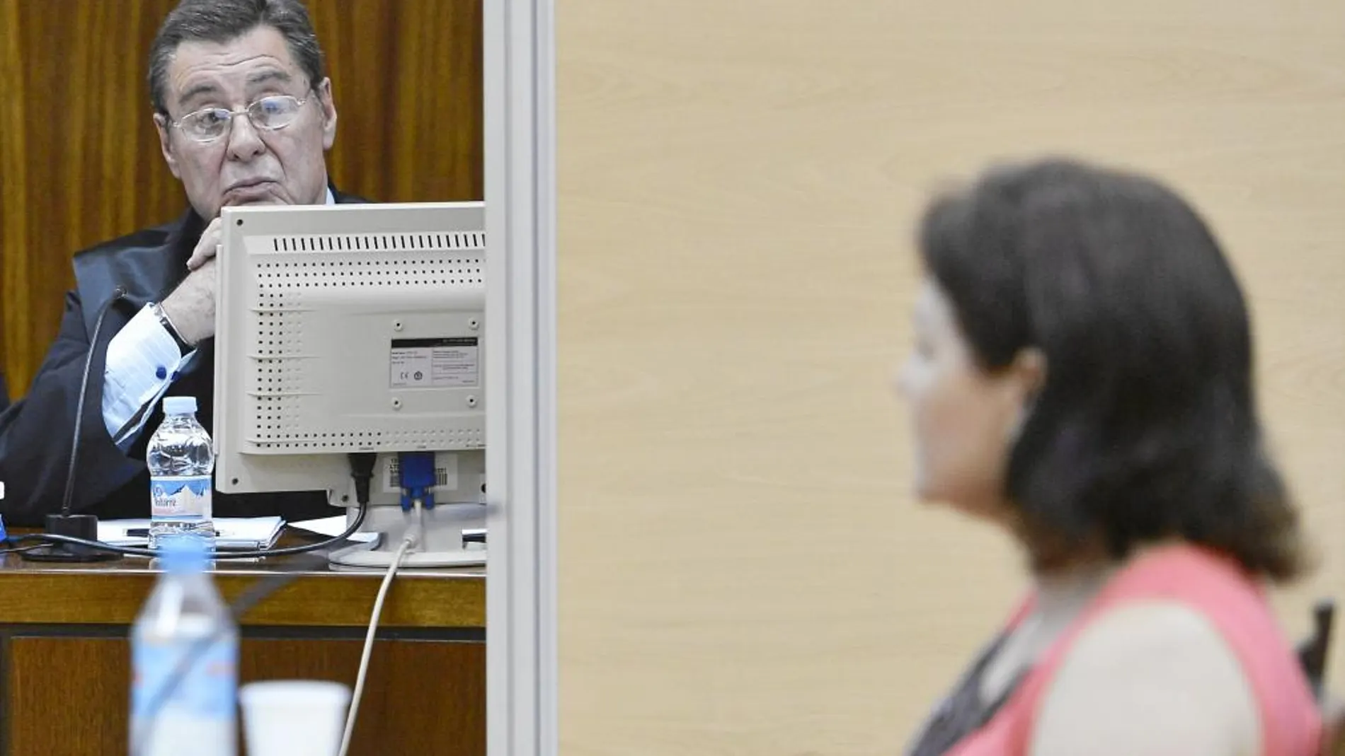 Ruth Ortiz, el miércoles, ante la mampara que le separa de Bretón
