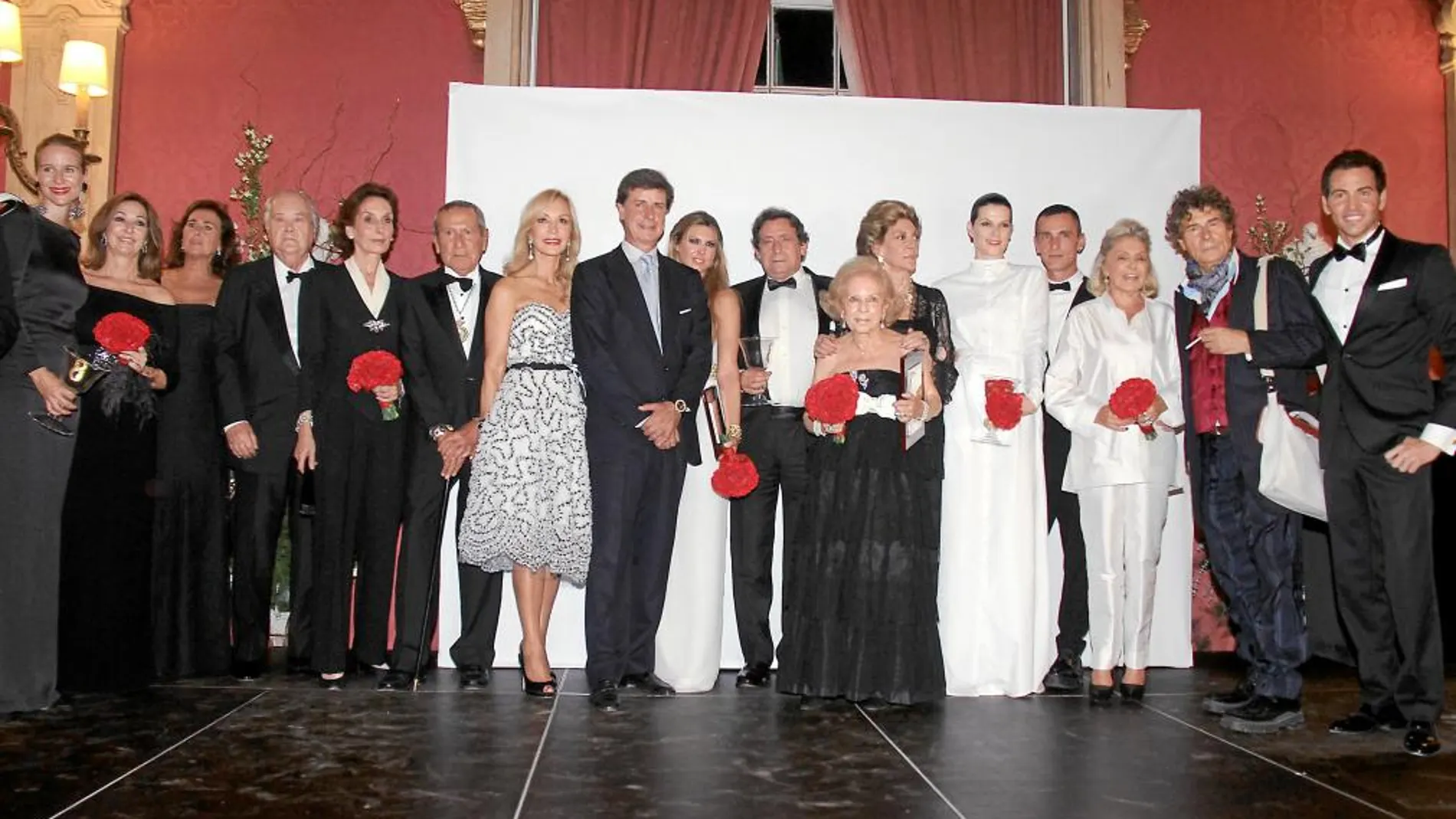 Carmen Lomana asistió a los premios de la revista «Escaparate» junto a Alfonso Ussía, entre otros