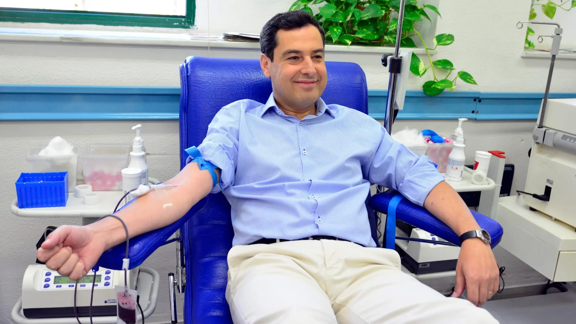 Juanma Moreno volvió a convertirse ayer en donante voluntario de sangre, arrancando una cadena de retos para la donación y pidiendo a los andaluces que «hagan un esfuerzo aún mayor» porque «lideramos las cifras en donaciones de órganos, pero de sangre estamos aún por debajo de la media» / Foto: Ke-Imagen