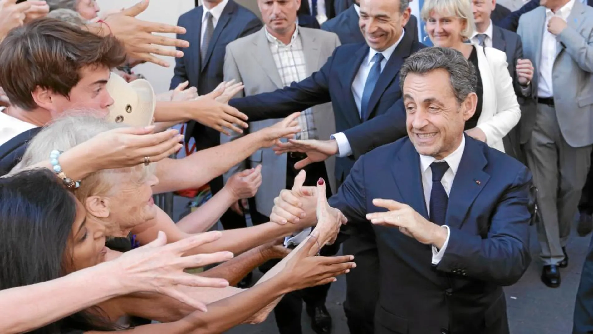 Sarkozy, aclamado en su reaparición pública