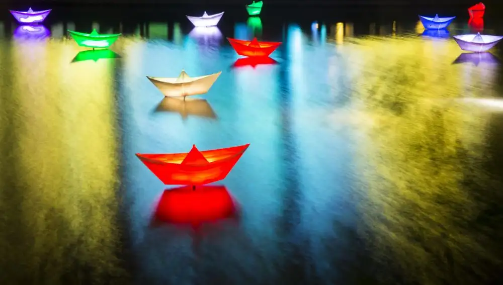 Lámparas de colores sobre el agua en la plaza de Potsdam | Fotografía de archivo