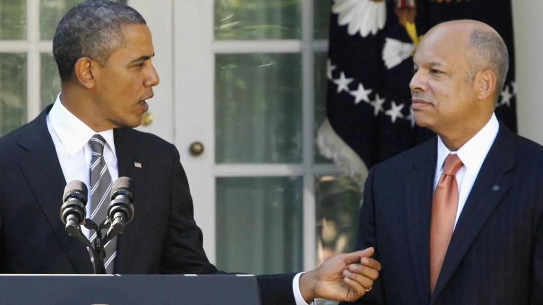 El presidente estadounidense Barack Obama junto a Jeh Johnson, nominado para hacerse cargo del Departamento de Seguridad Nacional (DHS)