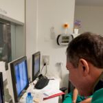 Según el Colegio de Valencia, este año han recibido a 85 profesionales procedentes de otros países. En la imagen, dos médicos trabajan en el hospital La Fe de Valencia