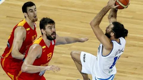El pívot de la selección española Marc Gasol, el alero Víctor Claver (izda), observan al italiano LuigiDatome