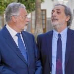 Jesús Maeztu y José Chamizo, su predecesor en la Defensoría del Pueblo Andaluz, ayer en el Parlamento