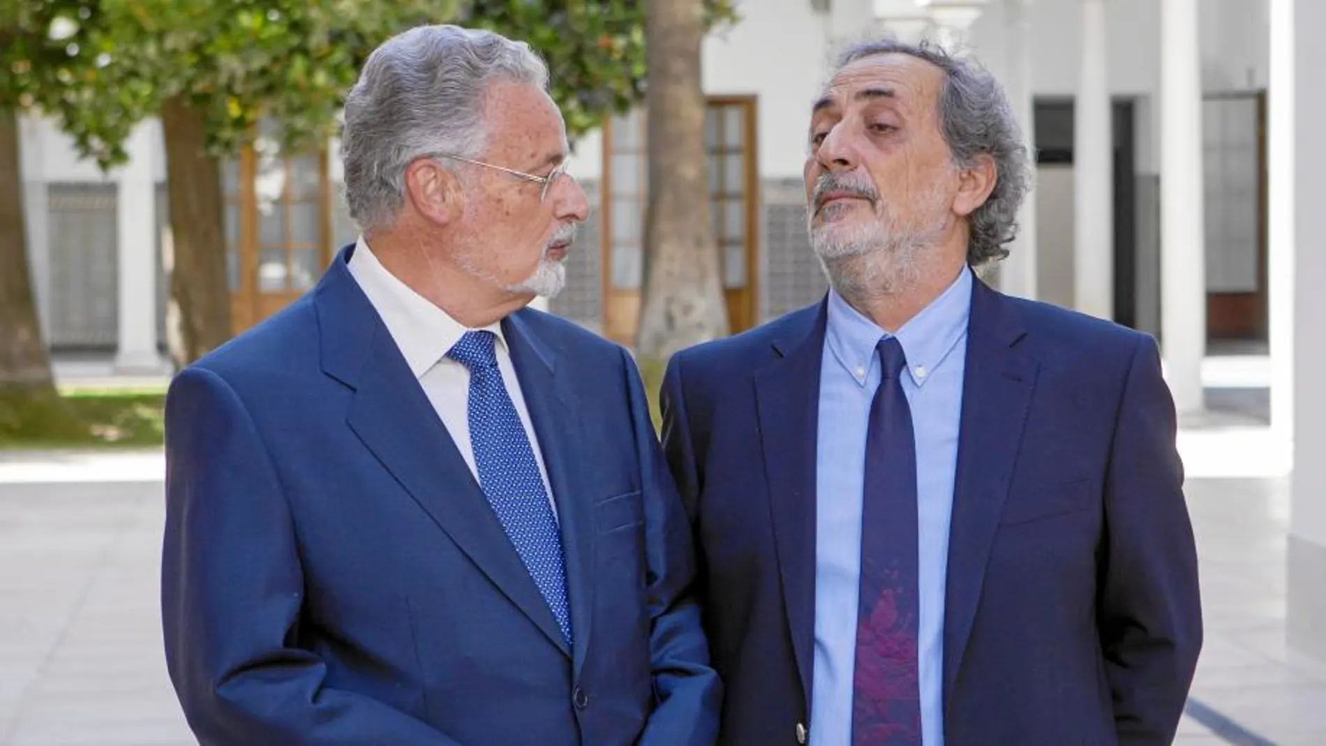 Jesús Maeztu y José Chamizo, su predecesor en la Defensoría del Pueblo Andaluz, ayer en el Parlamento