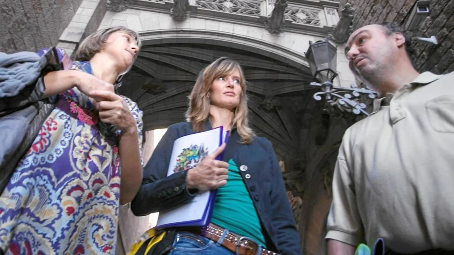 Lisa Grace, en el centro de la imagen, con Juan Carlos, uno de los «sin techo» contratados como guía turístico