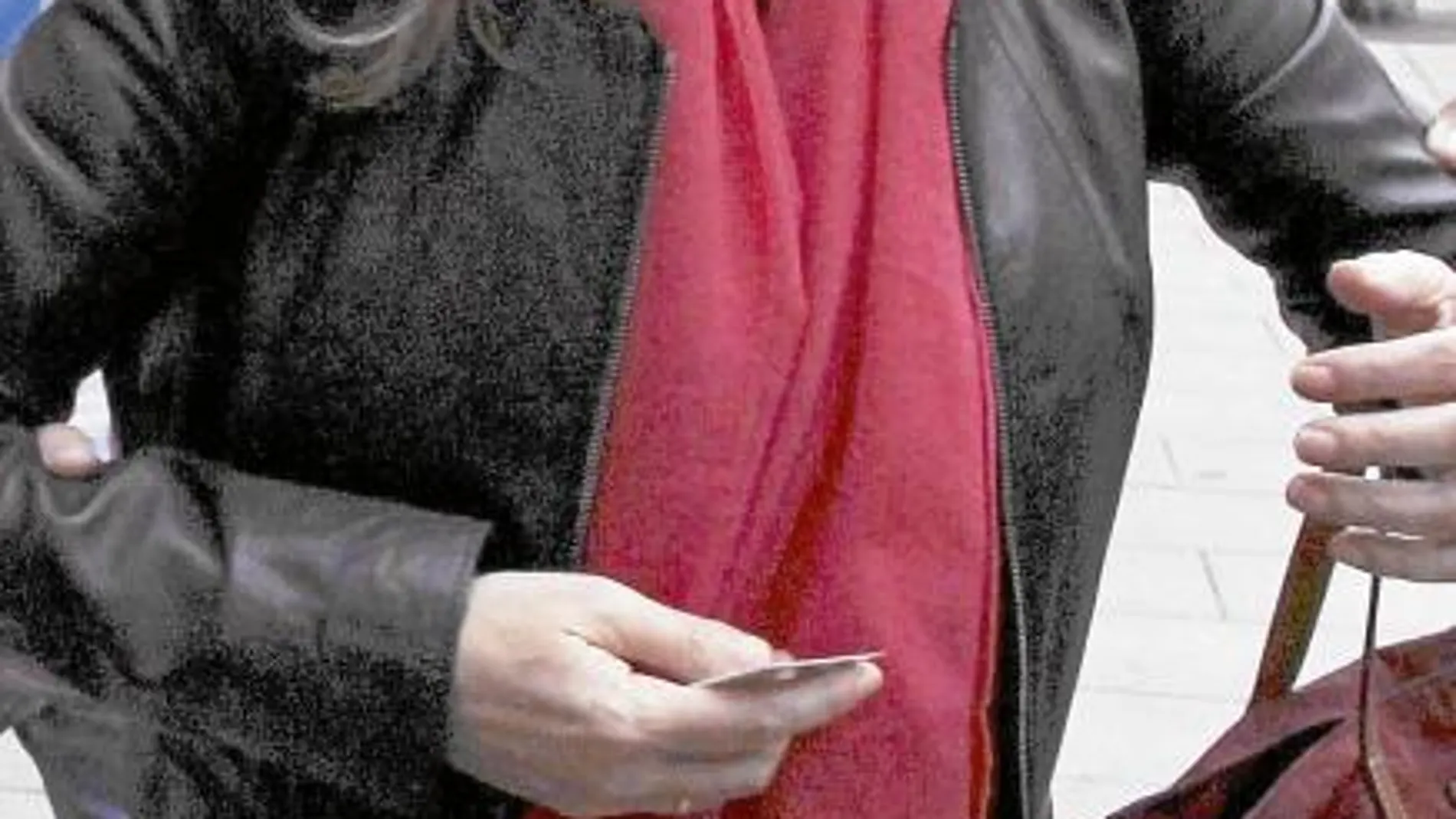 El asalto de la semana pasada protagonizado por un perturbado duró algo más de una hora que Rosalía Iglesias, su hijo Guillermo (en la imagen, detrás) y una empleada del hogar de los Bárcenas no olvidarán jamás. La Policía extrema ahora las precauciones.