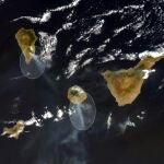 Imagen de satélite de julio de 2012, en la que se aprecia el humo de los incendios de La Palma y La Gomera