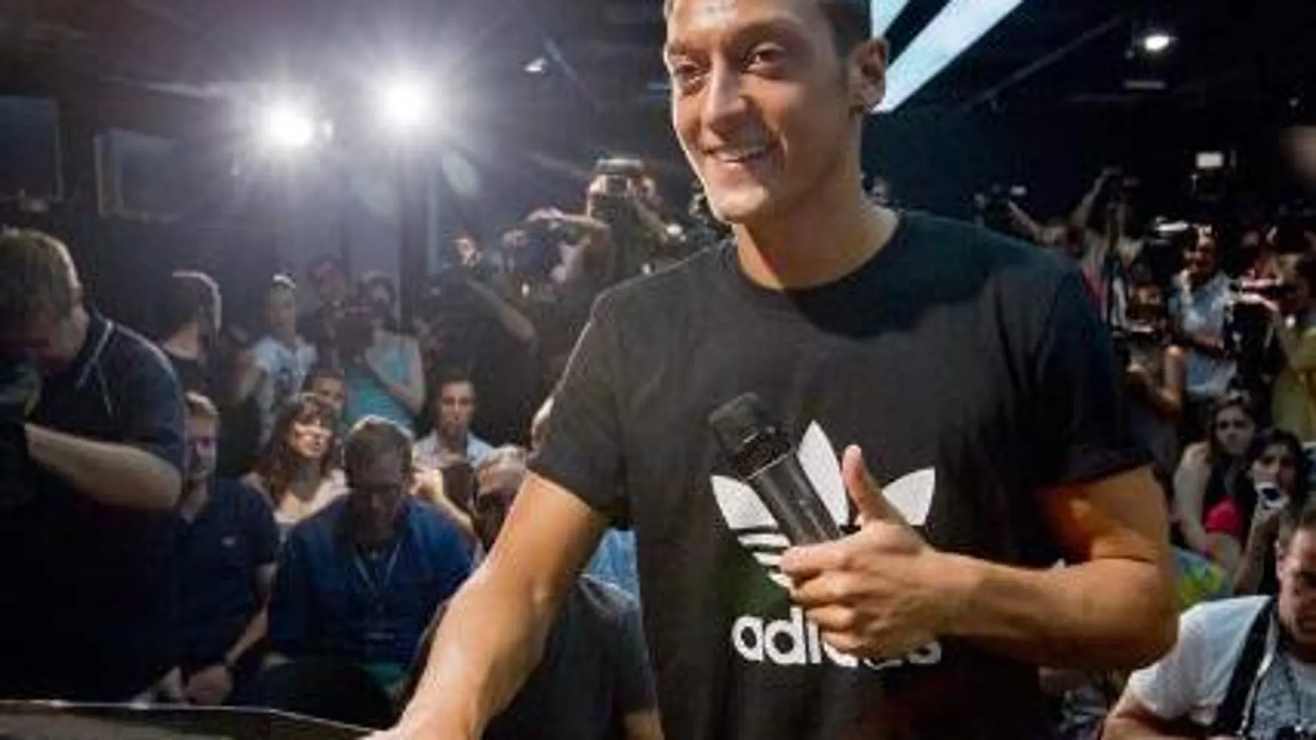 Mesut Özil, durante la presentación ayer como nuevo patrocinado de Adidas