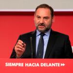 El secretario de Organización del PSOE y ministro de Fomento en funciones, José Luis Ábalos, durante la rueda de prensa que ofreció este lunes en la sede de Ferraz / Foto: Efe