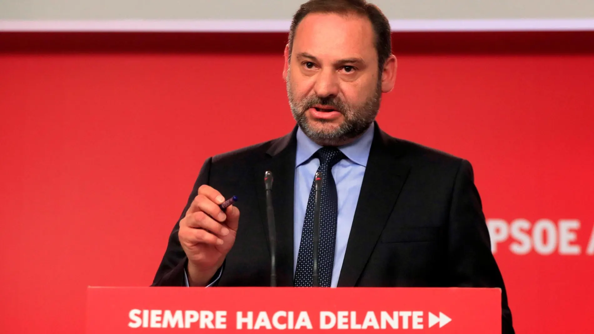 El secretario de Organización del PSOE y ministro de Fomento en funciones, José Luis Ábalos, durante la rueda de prensa que ofreció este lunes en la sede de Ferraz / Foto: Efe