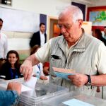 El cabeza de lista del PSOE al Parlamento Europeo, Josep Borrell, ha ejercido su derecho al voto en el Colegio Juan Falcó de Madrid,/Efe