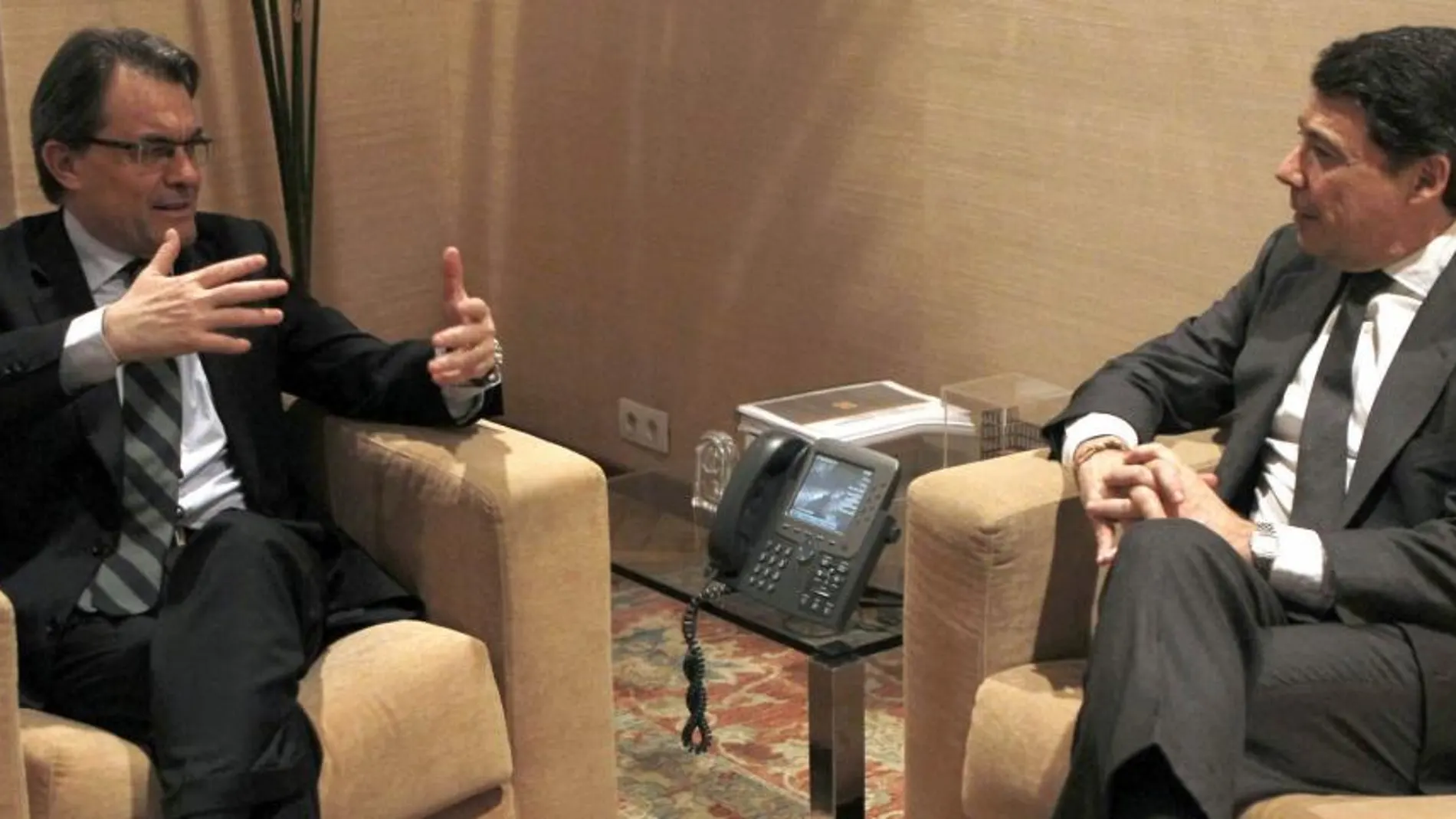 El presidente de la Generalitat, Artur Mas (i), y el presidente de la Comunidad de Madrid, Ignacio González (d)