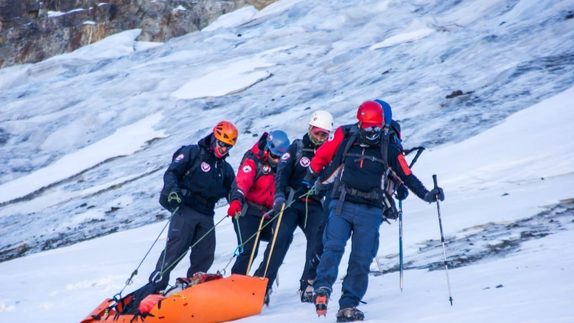 Miembros del equipo de rescate transportan un cuerpo hallado en el cerro Rincón de los Andes/Efe