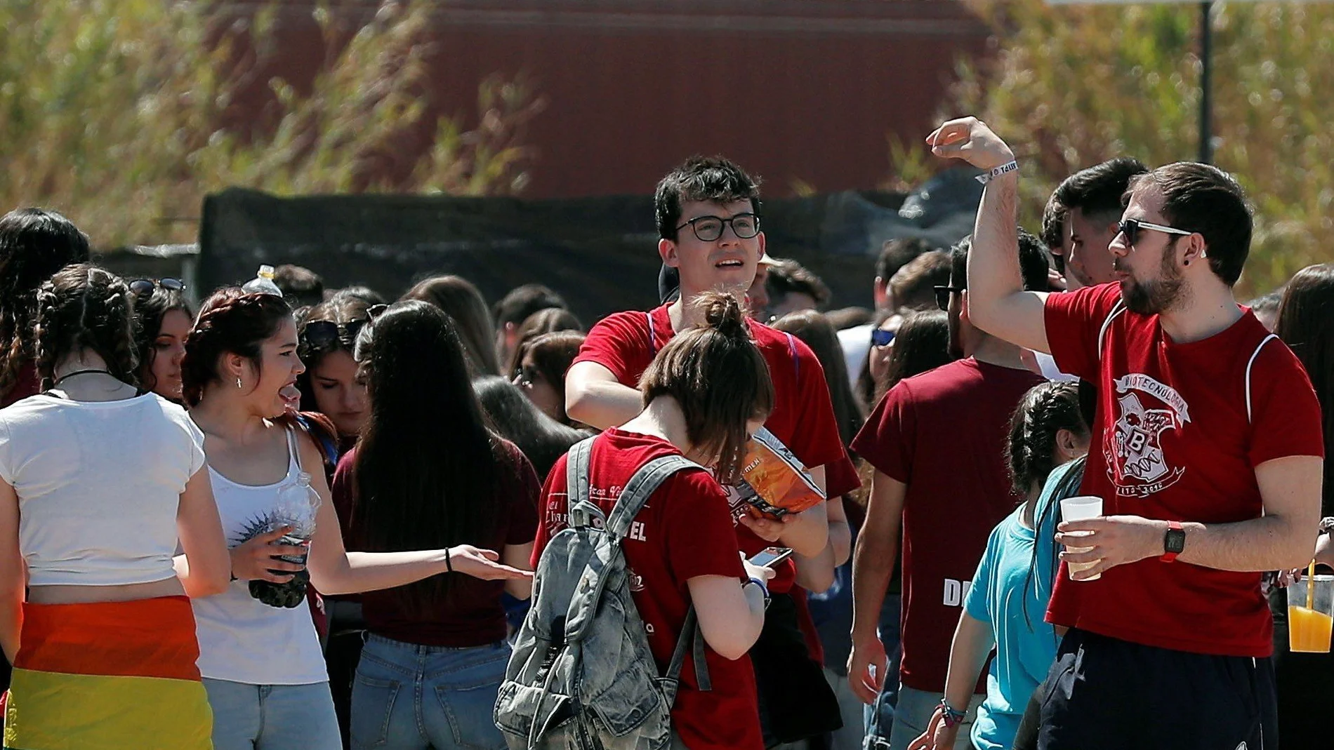 Varios jóvenes participan ayer en el festival de las Paellas Universitarias de Valencia, una fiesta que este año se celebra en el Multiespai de la pedanía de La Punta que vendió para esta edición 25.000 entradas