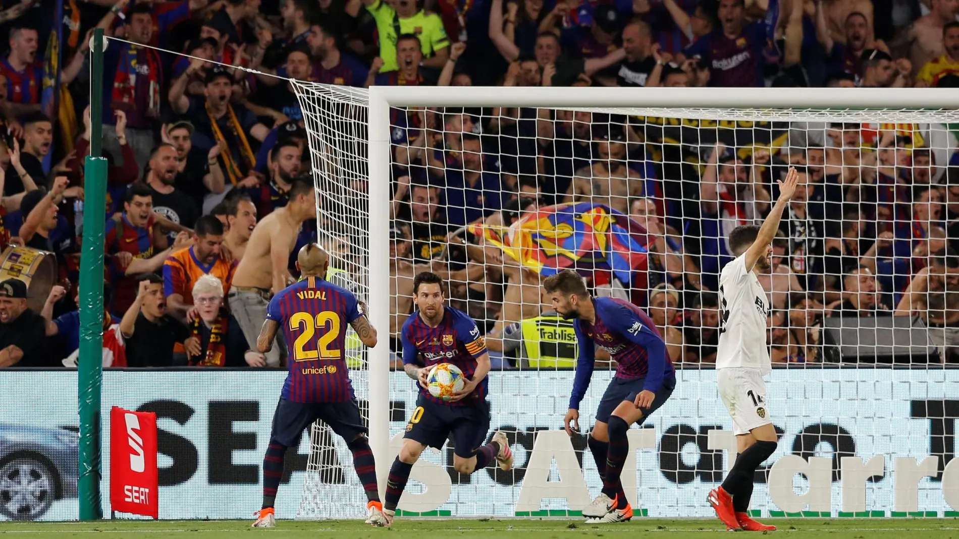 Messi y Piqué en la final de Copa