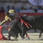 El Juli carga la suerte en un derechazo durante la faena a su buen toro de Daniel Ruiz
