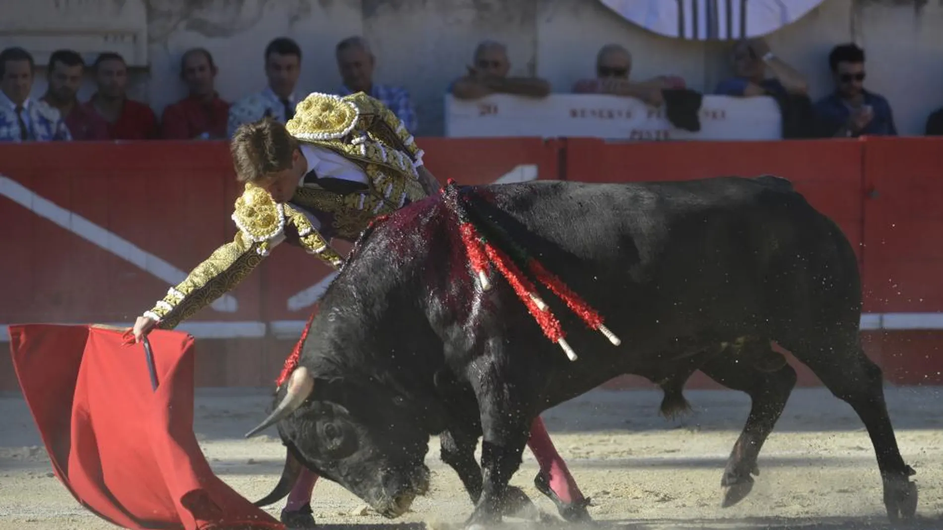 El Juli carga la suerte en un derechazo durante la faena a su buen toro de Daniel Ruiz