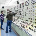 Dos técnicos observan parámetros en una de las salas de control de Santa María de Garoña