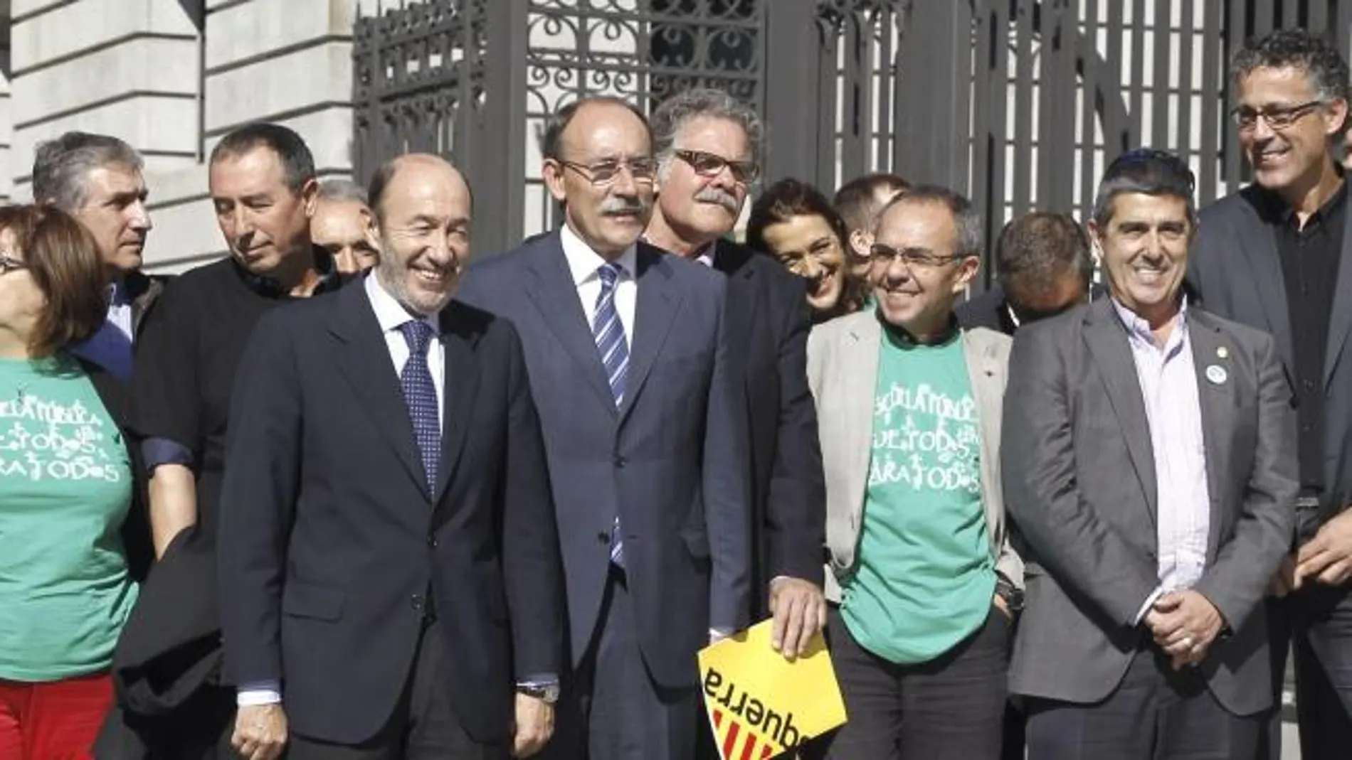 Pérez Rubalcaba y representantes de los partidos de la oposición -excepto UPyD, Foro Asturias y UPN- se han unido a las puertas del Congreso a la Plataforma por la Escuela Pública para protestar por la Lomce