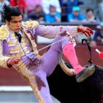 El novillero mexicano Diego San Román es volteado por su segundo durante la tercera y última novillada de la Feria de San Isidro/Efe
