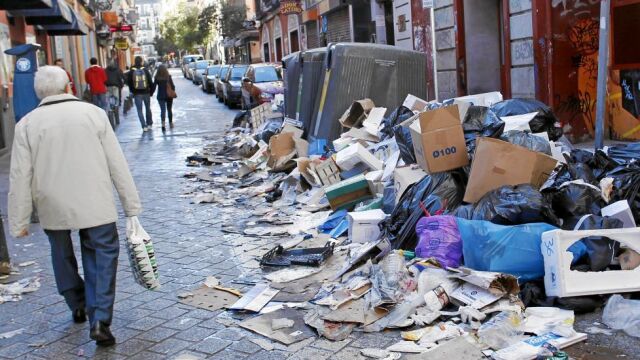 La basura acumulada y la suciedad que impera en las calles, especialmnente del centro, ya roza la insalubridad. El hedor es insoportable para vecinos y comerciantes