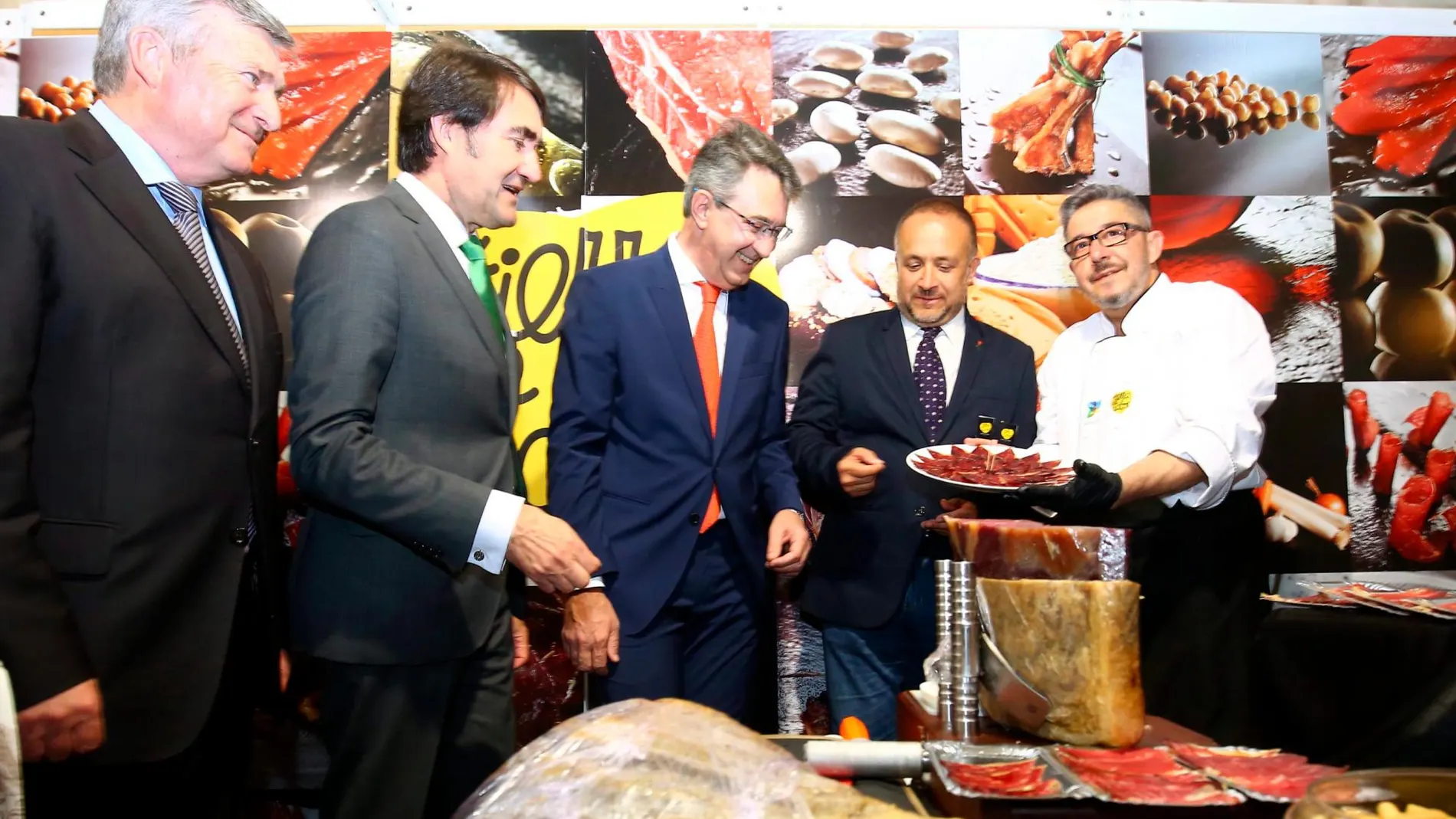 Raúl Valcarce, Suárez-Quiñones, Juan Martínez Majo y Gerardo Álvarez se disponen a degustar un poco de cecina tras inaugurar la Feria de Agroturismo del Bierzo