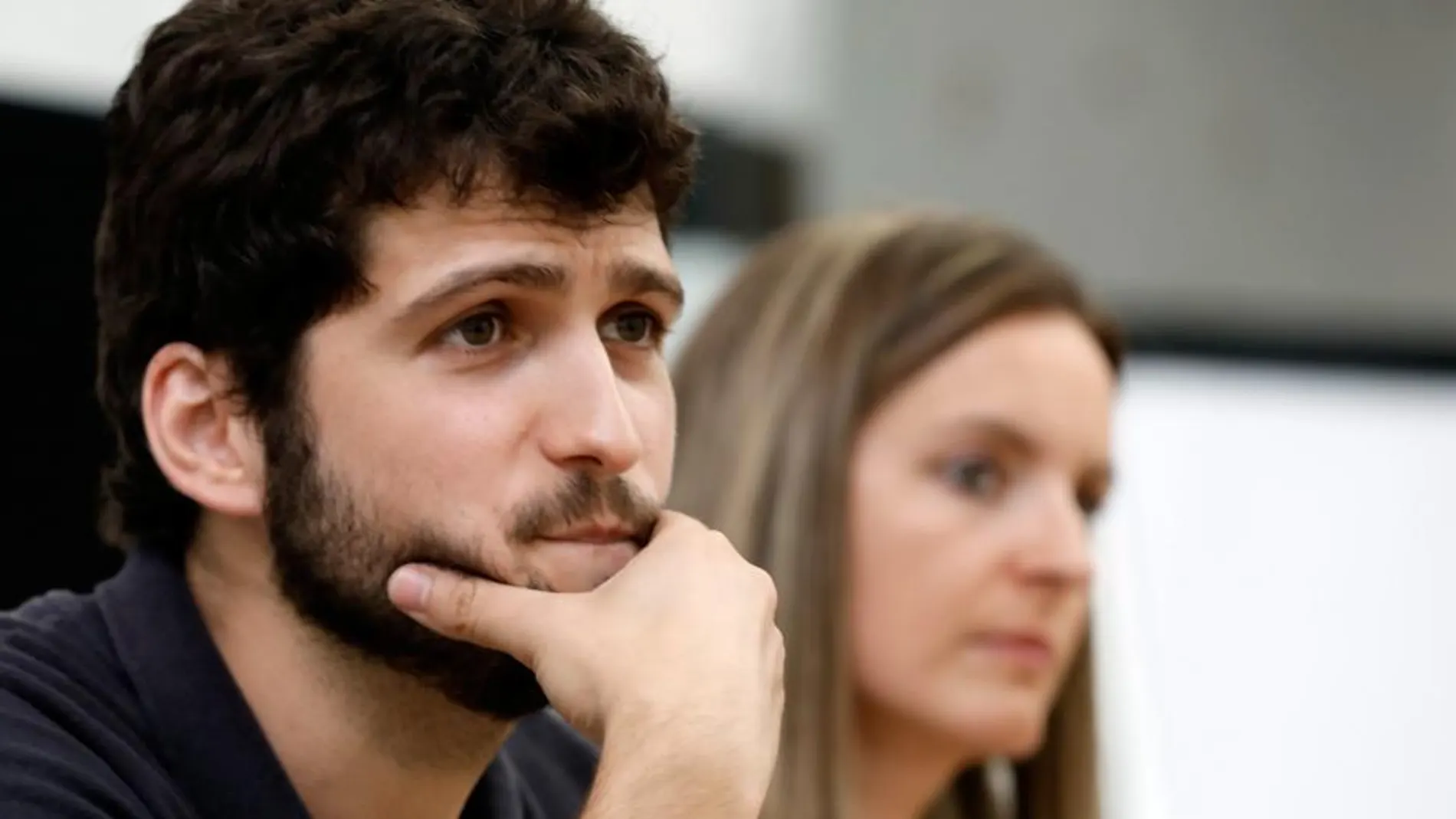 El secretario general de Podem, Antonio Estañ, junto a la diputada nacional, Ángela Ballester, comparecieron ayer tras la primera Ejecutiva del partido del nuevo curso político/La Razón