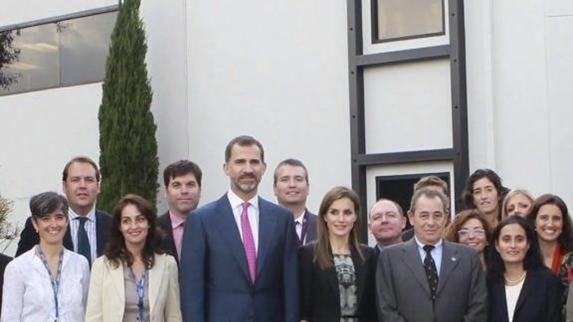 Los Príncipes de Asturias, Felipe y Letizia, acompañados por trabajadores de la empresa Grifols, durante su visita a la planta de producción de Grifols en Los Ángeles