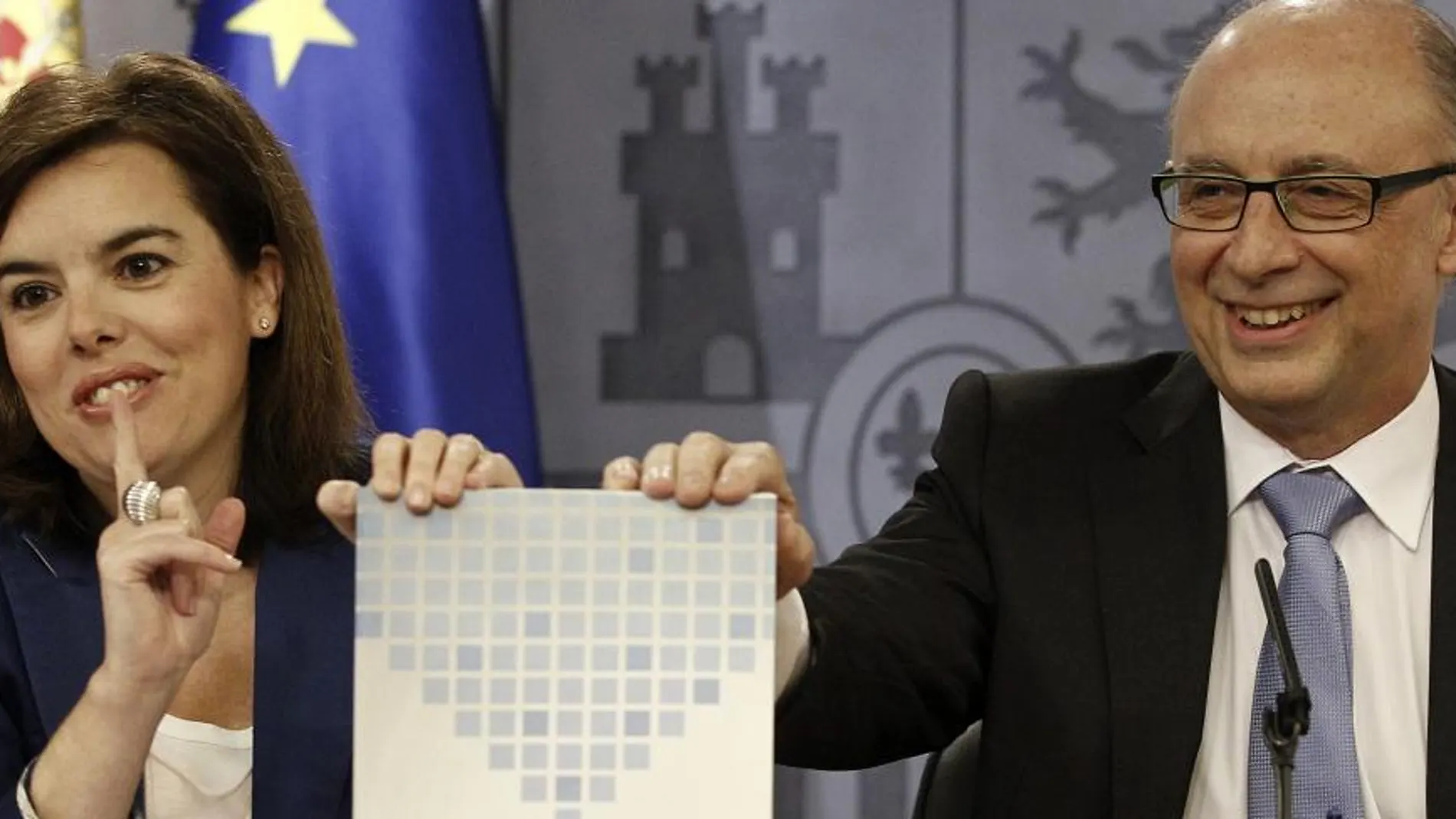 Soraya Sáenz de Santamaría y Cristóbal Montoro, durante la rueda de prensa posterior a la reunión del Consejo de Ministros