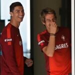 Cristiano Ronaldo,se ríe junto con Fabio Coentrao mientra Pepe ofrecía conferencia de prensa en la concentración de Portugal en Obidos