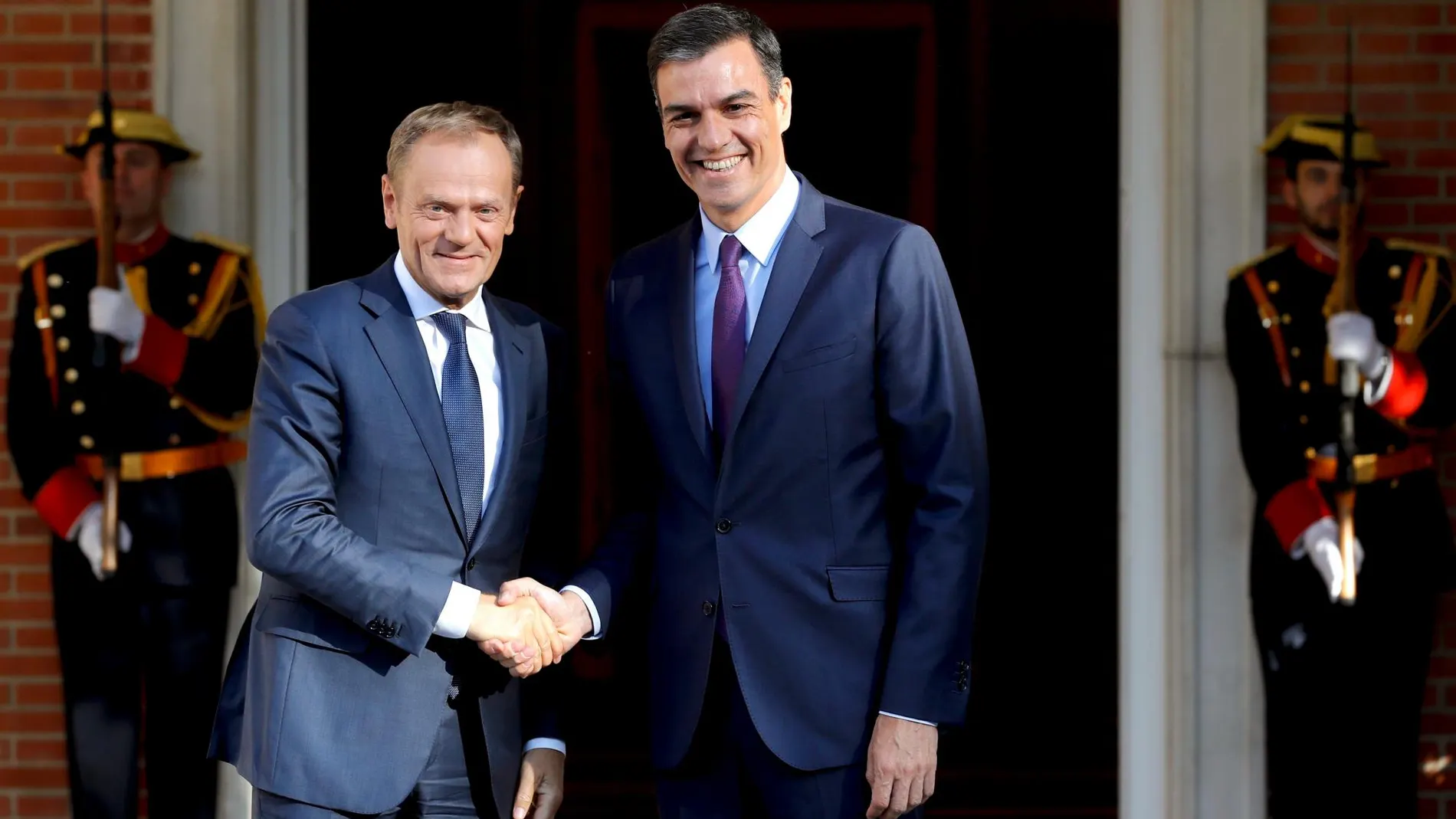 El presidente del Gobierno en funciones, Pedro Sánchez, con el presidente del Consejo Europeo, Donald Tusk, esta tarde en La Moncloa/Efe /Ballesteros