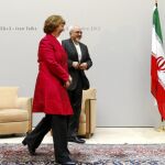 Catherine Ashton, junto al ministro de Exteriores iraní, Javad Zarif, ayer en Ginebra