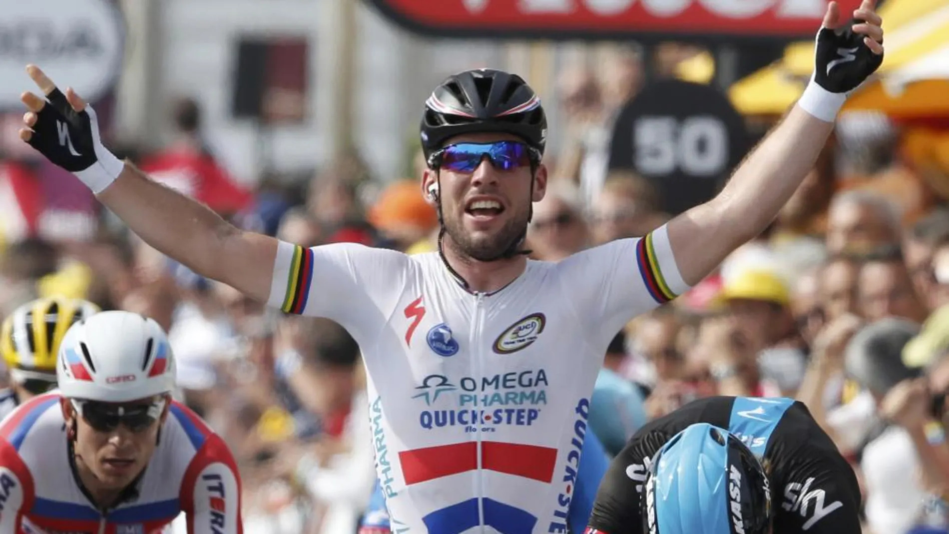 El británico Mark Cavendish (Omega Pharma-Quick Step) celebra victoria en la quinta etapa del centenario Tour