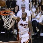 El jugador de los Heat de Miami LeBron James encesta el balón frente al jugador francés de los Spurs Boris Diaw