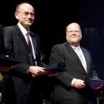 Fotografía de archivo tomada el 7 de septiembre de 2010 muestra al profesor Thomas C. Südhof (izda) y al profesor James E. Rothman durante la ceremonia de entrega de los premios KAvli en Oslo (Noruega).