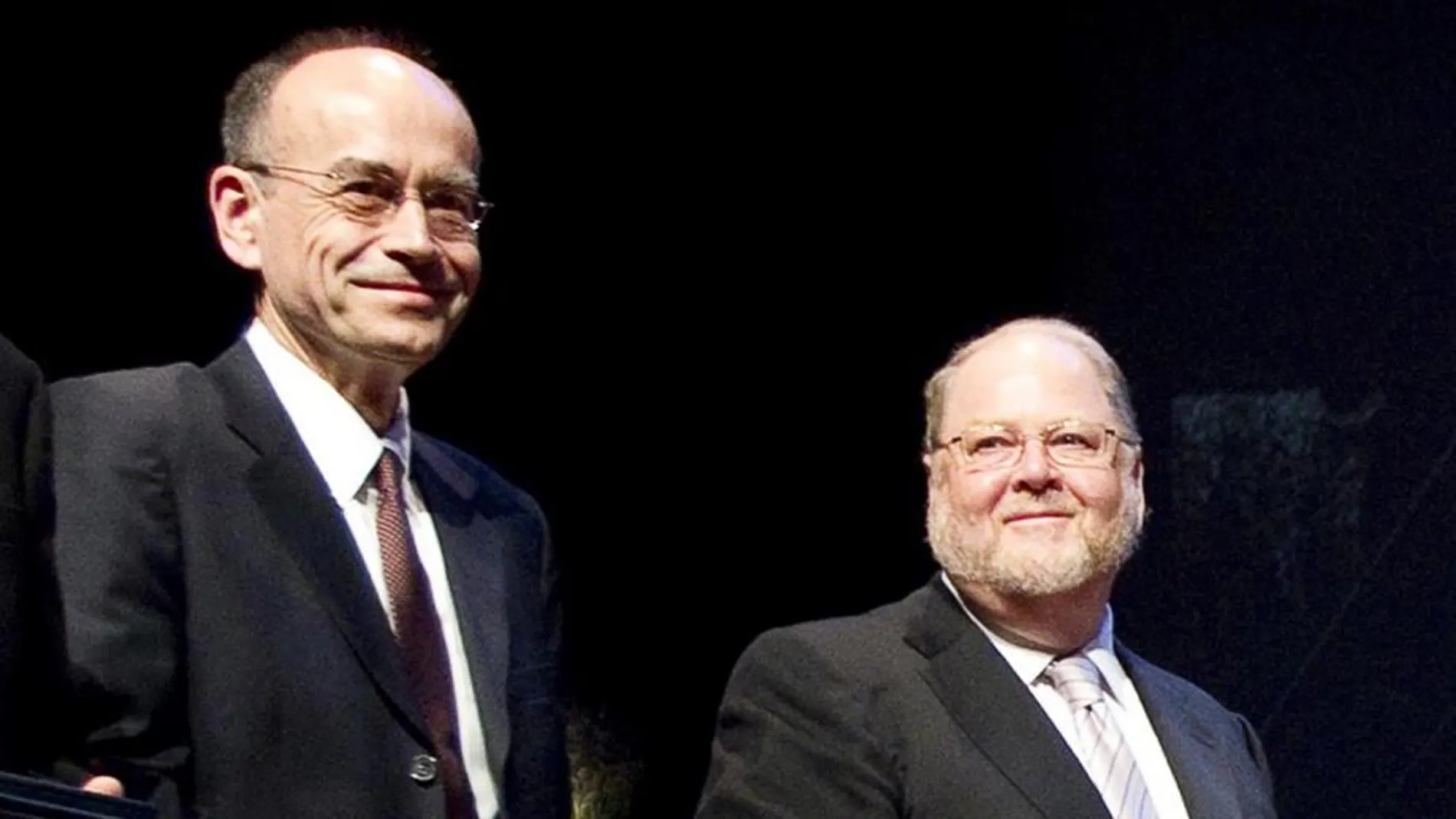 Fotografía de archivo tomada el 7 de septiembre de 2010 muestra al profesor Thomas C. Südhof (izda) y al profesor James E. Rothman durante la ceremonia de entrega de los premios KAvli en Oslo (Noruega).
