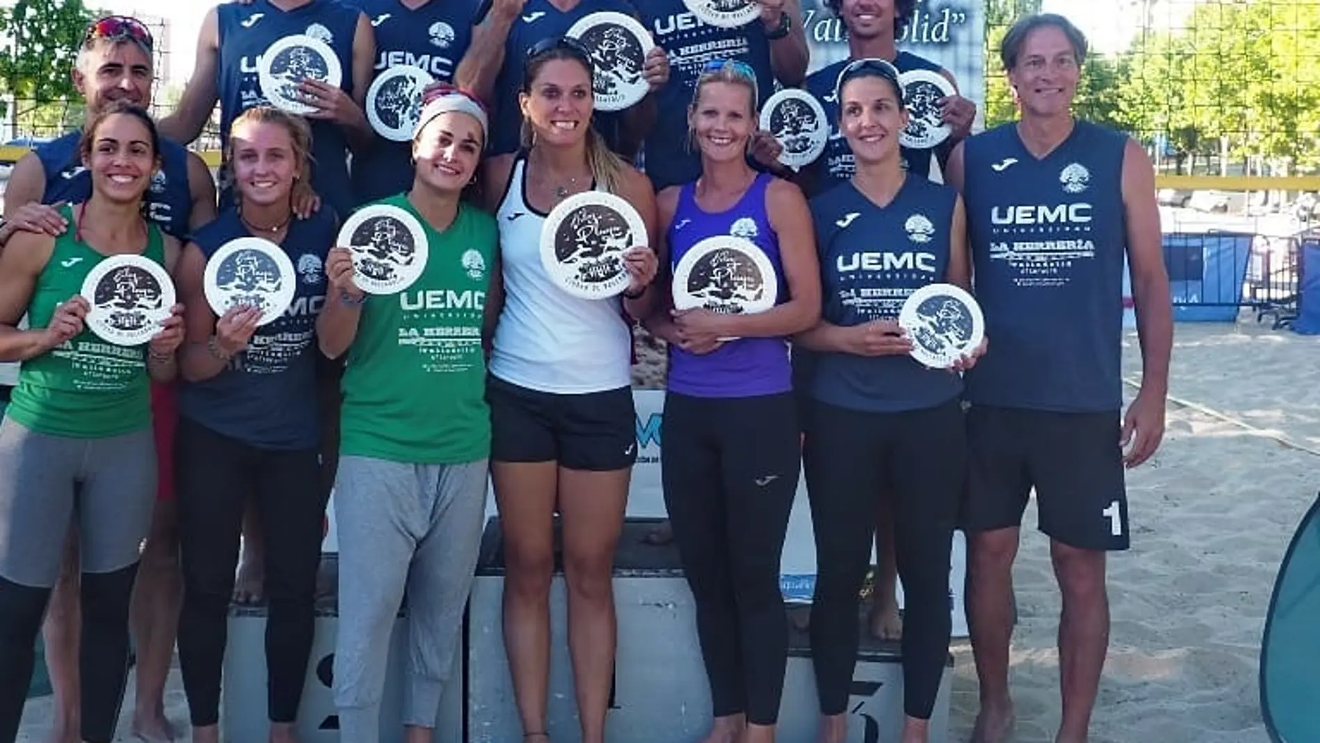 Los participantes en este torneo internacional posan con sus trofeos