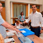 El alcalde de Almería y candidato a la reelección por el PP, Ramón Fernández, ejerce su derecho a voto