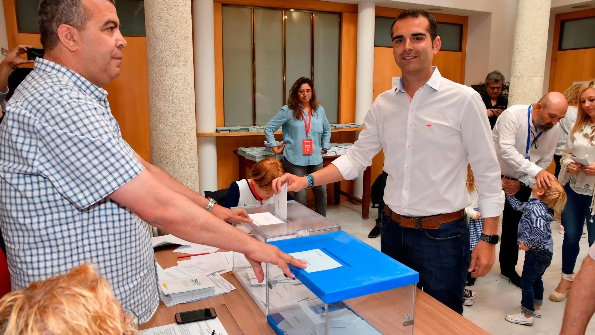 El alcalde de Almería y candidato a la reelección por el PP, Ramón Fernández, ejerce su derecho a voto