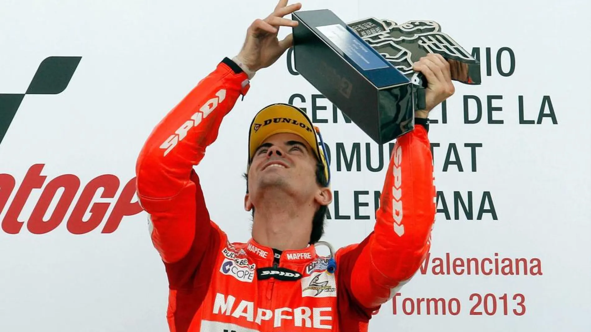 El piloto español Nico Terol muestra su alegría en el podio tras su victoria en la carrera de Moto 2 del Gran Premio de la Comunidad Valenciana