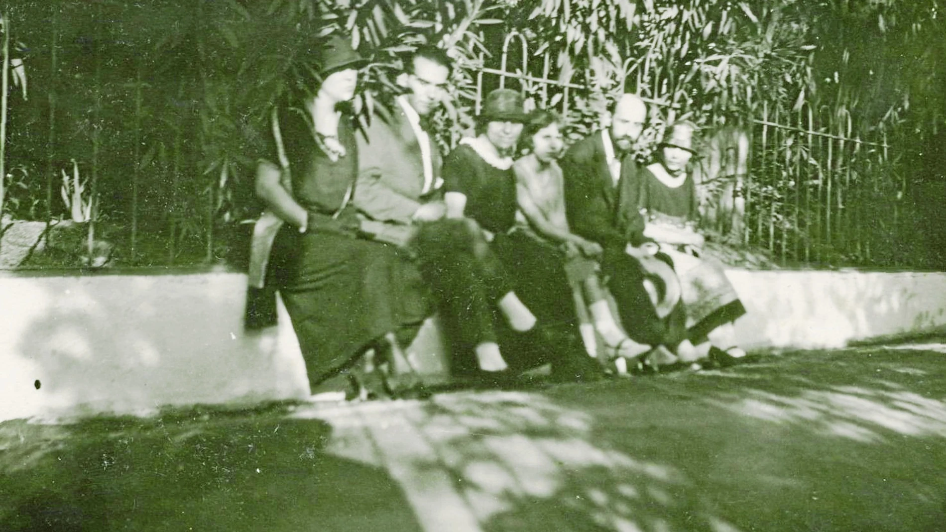 De izquierda a derecha, Emilia Llanos, Federico García Lorca, Zenobia Camprubí, Isabelita, Juan Ramón Jiménez y Concha García Lorca en el Generalife. Finales de junio de 1924.