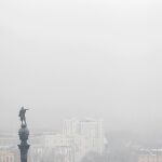 El cielo de Barcelona, en una jornada con alta contaminación / Efe