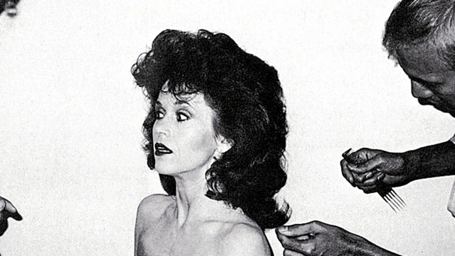 Ricos, famososo, estrellas. Jane Fonda, en plena sesión de maquillaje y peluquería.