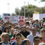 Momento de la marcha que la Plataforma en defensa de las Tierras del Sénia ha convocado en Les Cases D'Alcanar (Tarragona) para mostrar el rechazo de los municipios de las Tierras del Ebro y del norte de Castellón al proyecto Castor y reclamar que el almacén de gas no vuelva a funcionar.